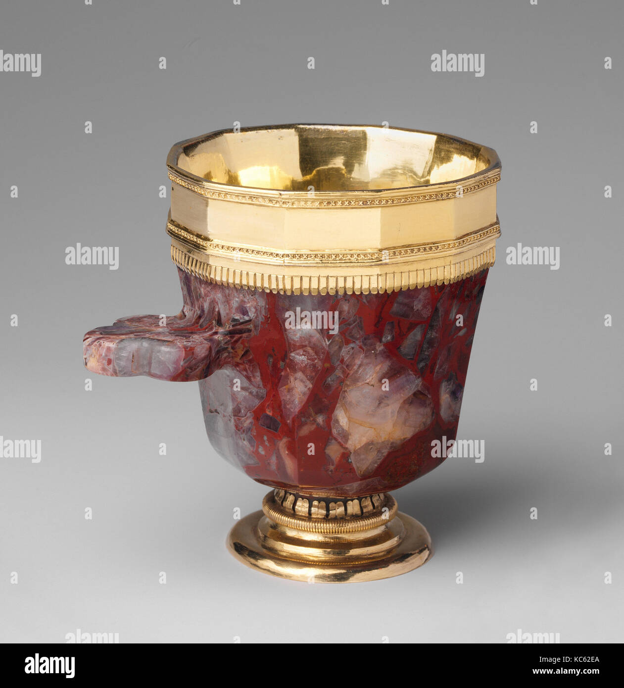 Jasper Cup con supporti Gilded-Silver, ca. 1350-80, realizzato a Praga, Bohemian, Jasper, in argento dorato e montaggio a piede, complessivo: 4 1/8 Foto Stock