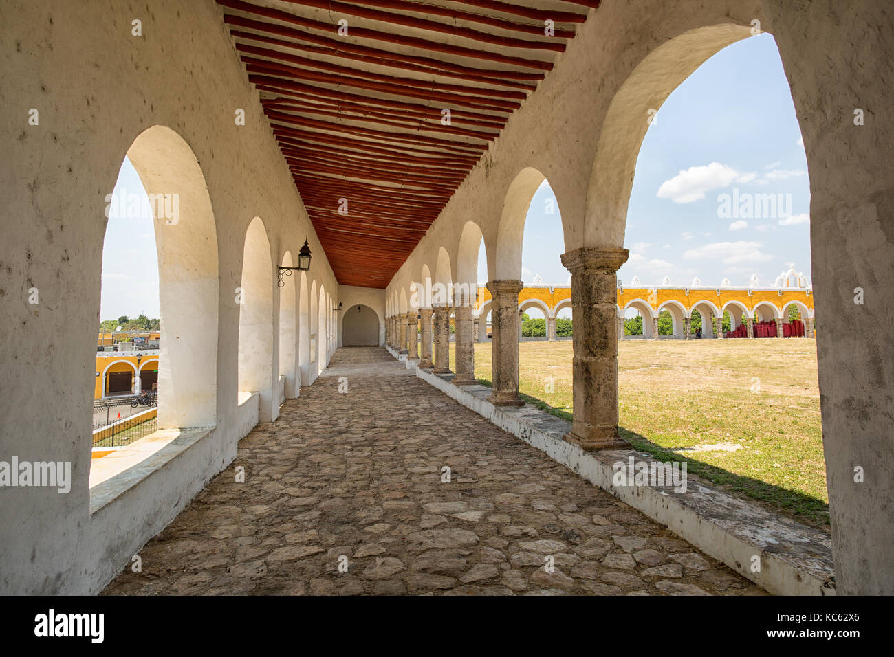 Aprile 24, 2014 izamal, Messico: archi t il convento di izamal che è la seconda più grande atrio del mondo, superata solo da quella di san pietro Foto Stock