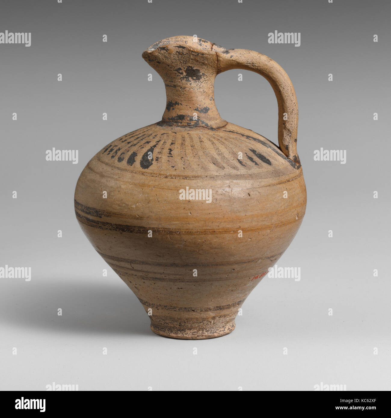 La terracotta juglet, Late Minoan IIIA2, ca. 1375-1300 A.C., Minoan, terracotta; dipinto Fine Ware, H. 3 3/8 in. (8,6 cm), di vasi Foto Stock