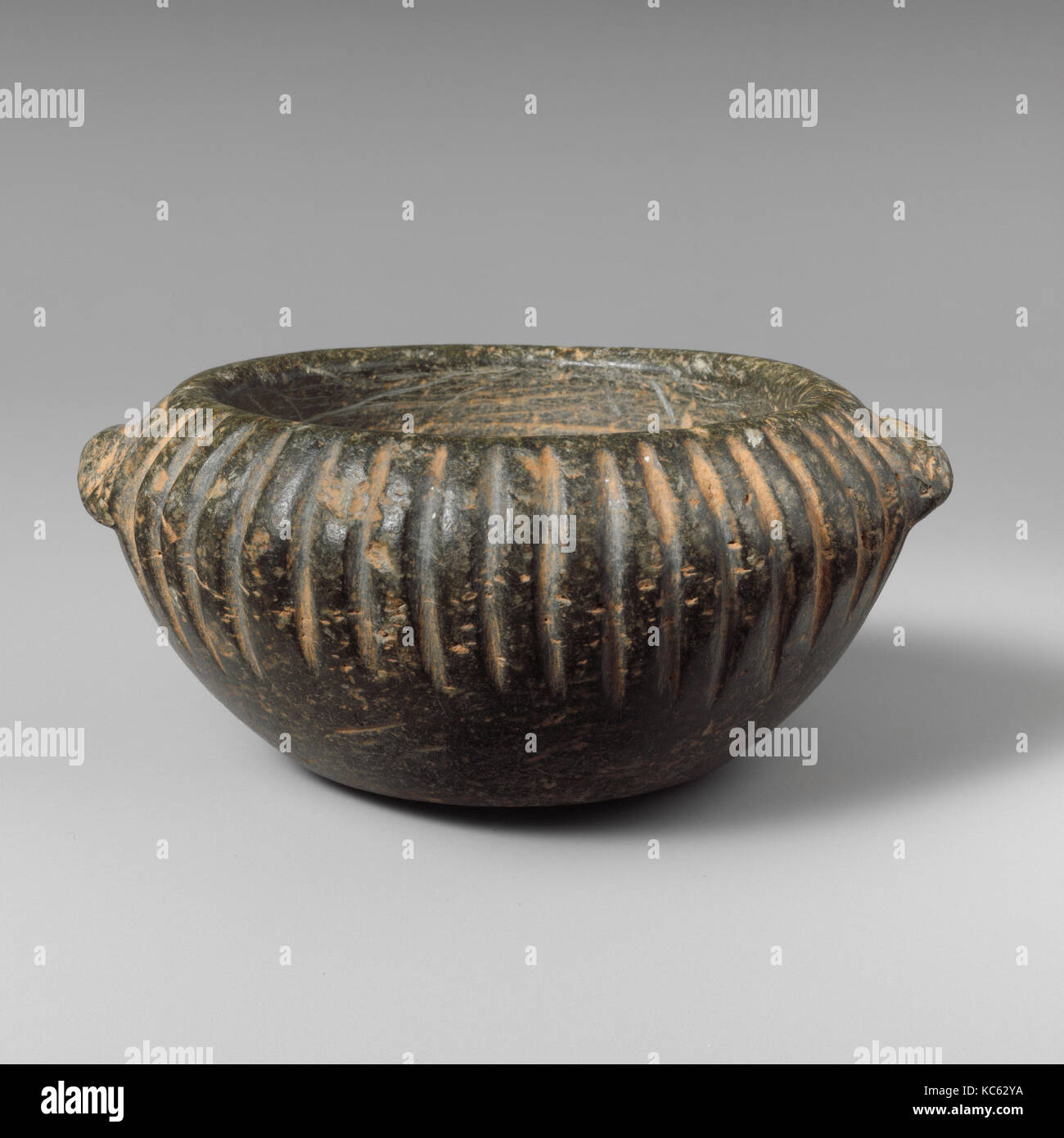 Ciotola di clorito, Middle Minoan I, ca. 2200-1900 A.C., Minoan, clorite, H. 1 5/8 in. (4.2 cm.), Miscellaneous-Stone vasi Foto Stock