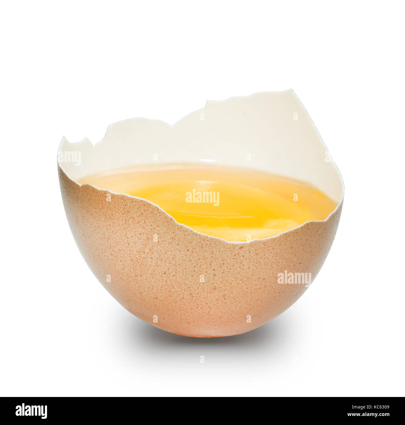 La metà di un uovo di gallina che mostra di tuorlo giallo, bianco e marrone pallido shell, sfondo bianco. Foto Stock