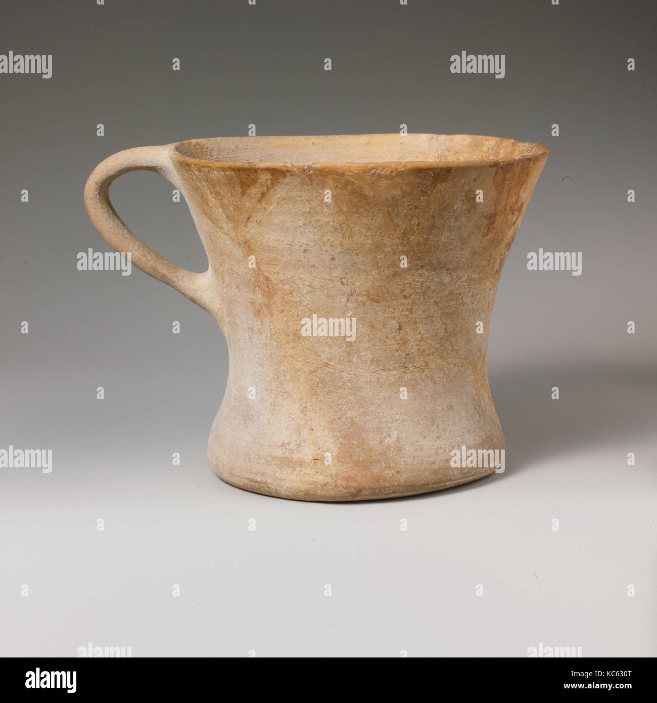 Il boccale di terracotta, Late Minoan III, ca. 1400-1200 A.C., Minoan, terracotta; semplice fine ware, H. 5 9/16 in. (14,1 cm.), vasi Foto Stock