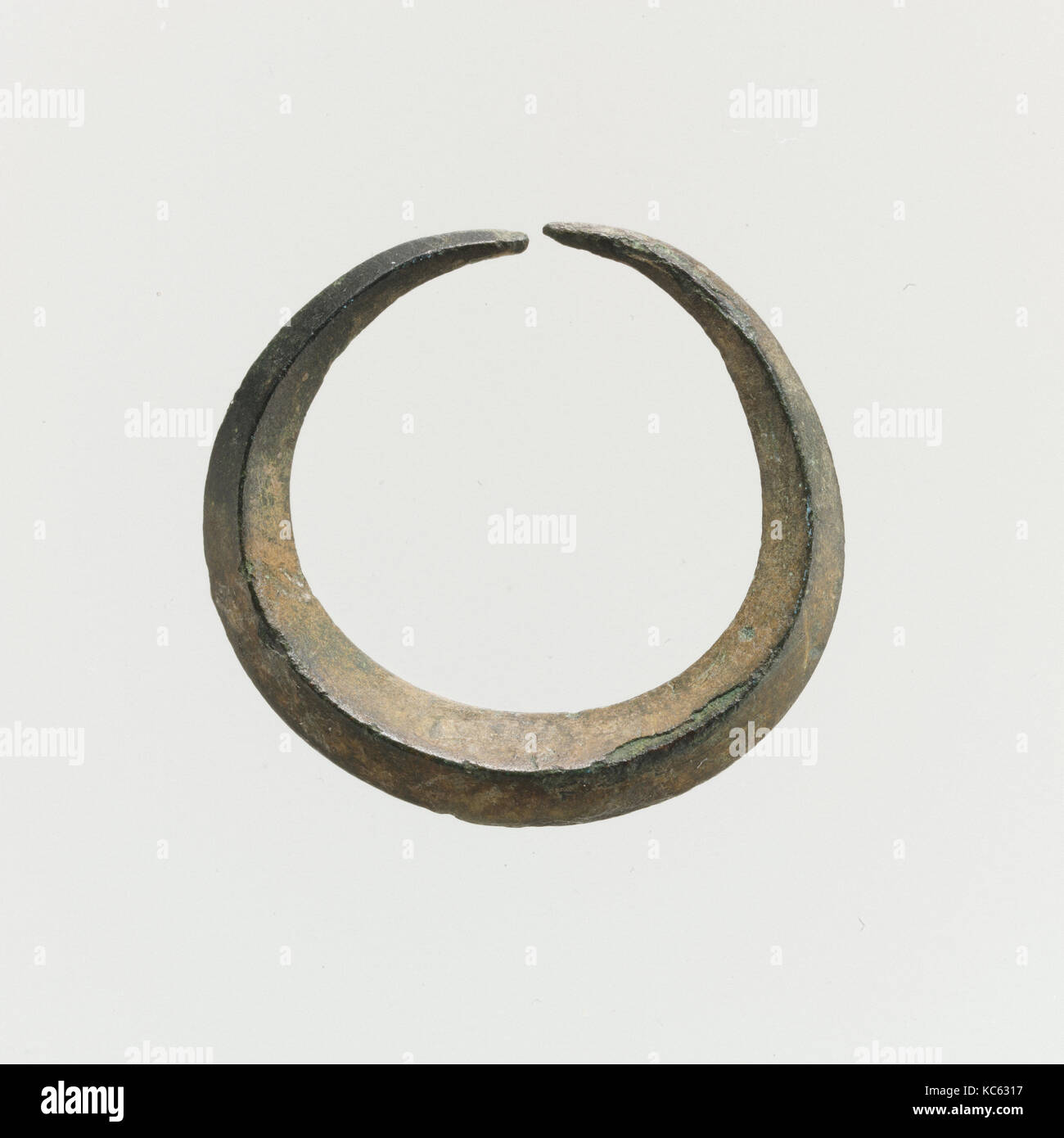 In bronzo Orecchini anulare, Età del Bronzo, del II millennio A.C., Minoan, bronzo, diametro 7/8 in. (2.1 cm), bronzi, bronzo Orecchini a cerchio Foto Stock