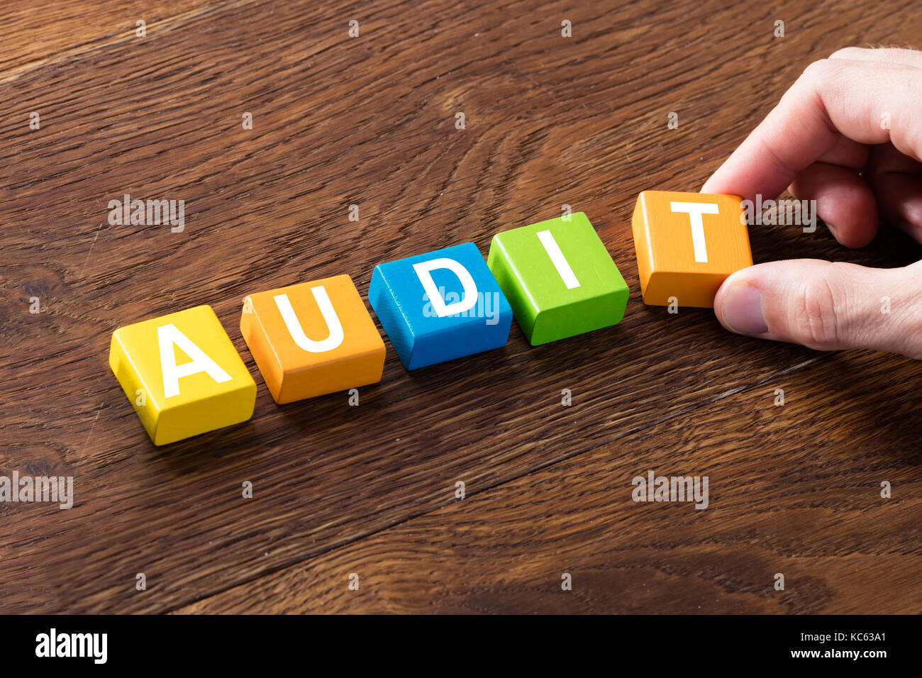 Close-up di un concetto di audit sui blocchi colorati alla scrivania di legno. le imposte sulle imprese e concetto di contabilità Foto Stock