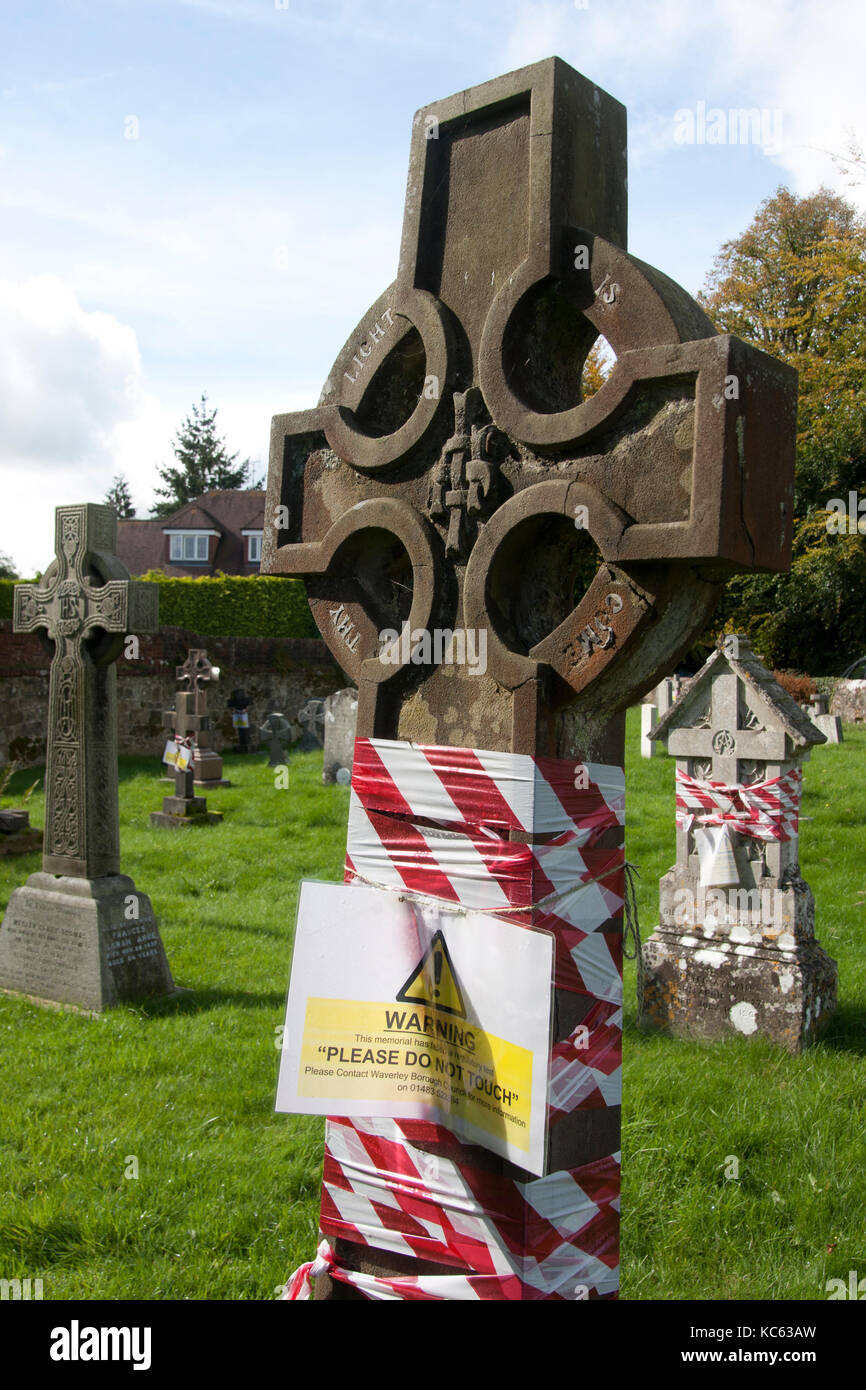 Lapide nel cimitero stanziato per ispezione di sicurezza dal consiglio locale (Haslemere, Surrey) Foto Stock