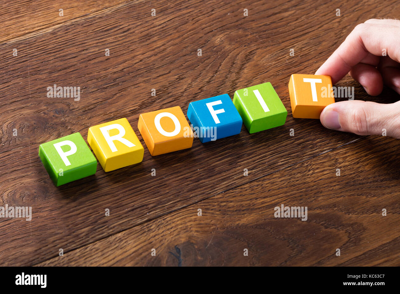 Close-up di una persona con una parola di profitto sul concetto di blocco Foto Stock