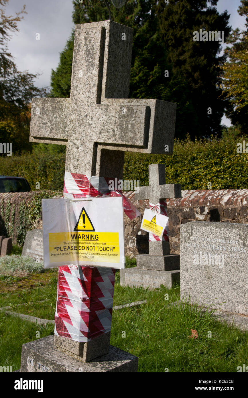 Lapide nel cimitero stanziato per ispezione di sicurezza dal consiglio locale (Haslemere, Surrey) Foto Stock