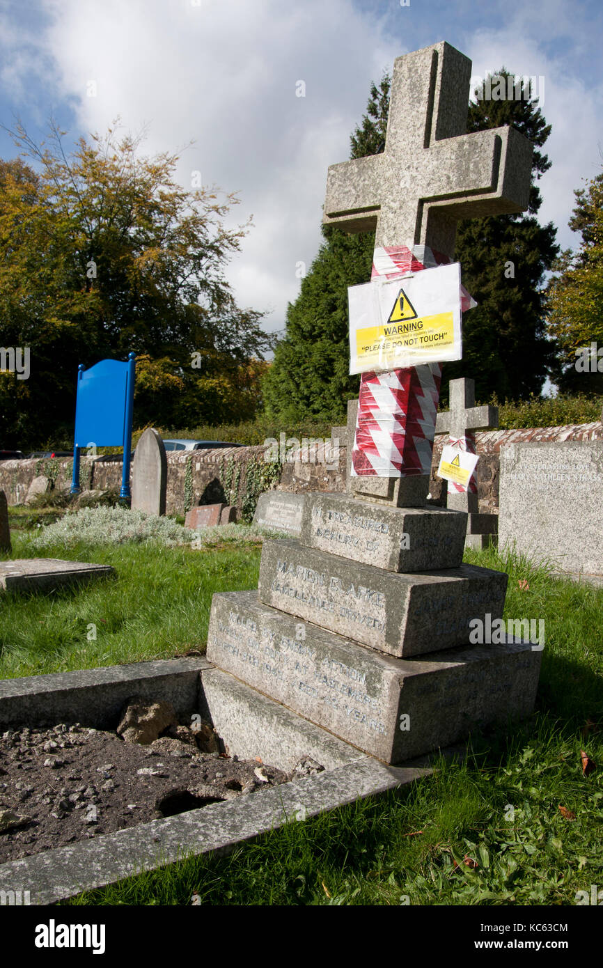 Lapide nel cimitero stanziato per ispezione di sicurezza dal consiglio locale (Haslemere, Surrey) Foto Stock