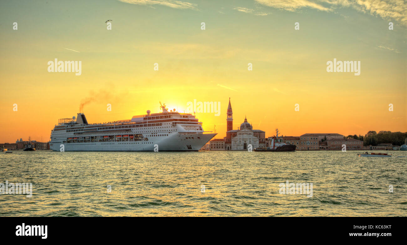 San Giorgio di maggiore chiesa in Venezia, Italia con enorme incrociatore transoceanico su sfondo. famosa patrimonio storico in Italia. trasporto e Foto Stock