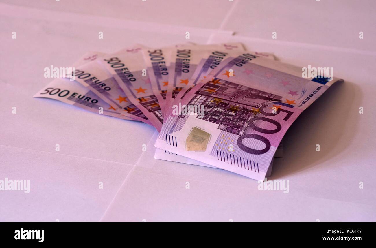 Euro paper bill banconote su sfondo bianco Foto Stock