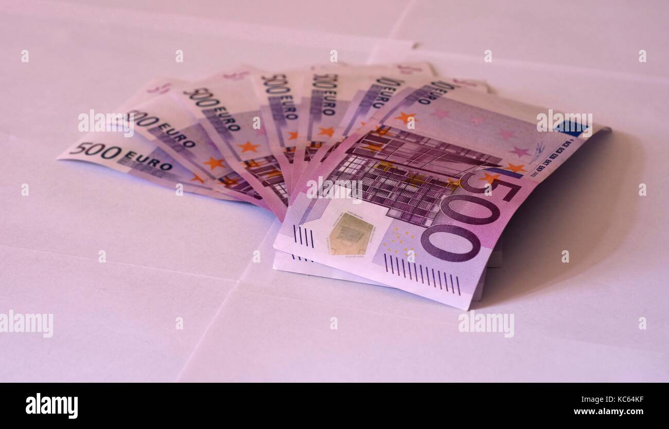 Euro paper bill banconote su sfondo bianco Foto Stock
