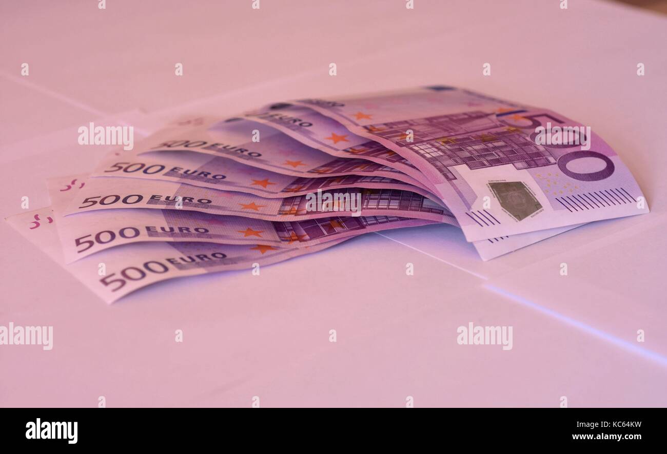 Euro paper bill banconote su sfondo bianco Foto Stock
