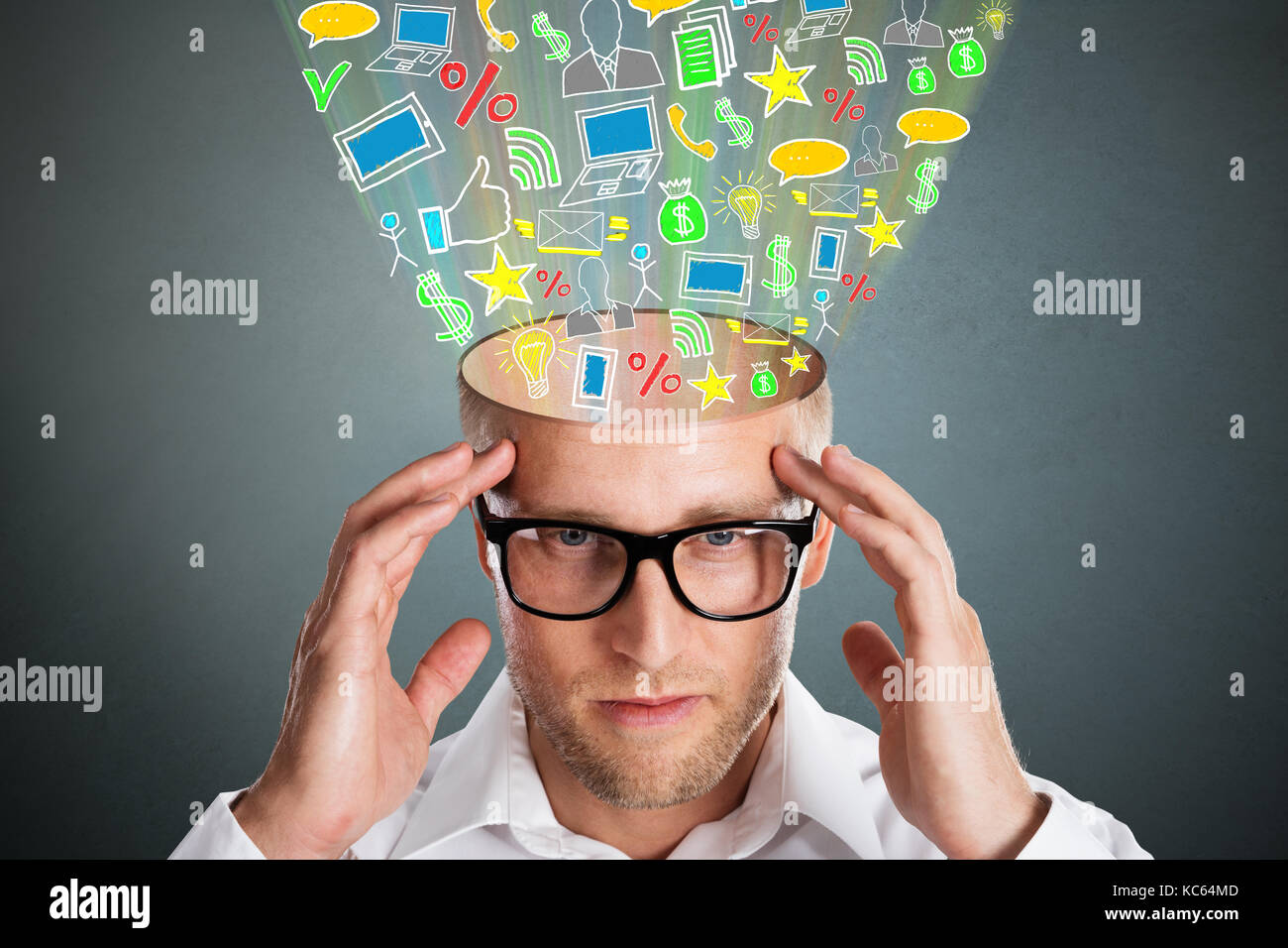 Imprenditore creativo di idee con i simboli di business battenti fuori della sua testa Foto Stock