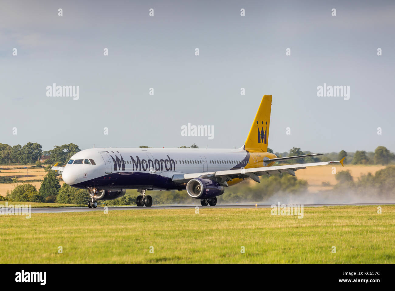 La Monarch Airlines airbus a321 g-ozbm decollare da una pista bagnata il 18 agosto 2017 a Londra Luton, Bedfordshire, Regno Unito Foto Stock