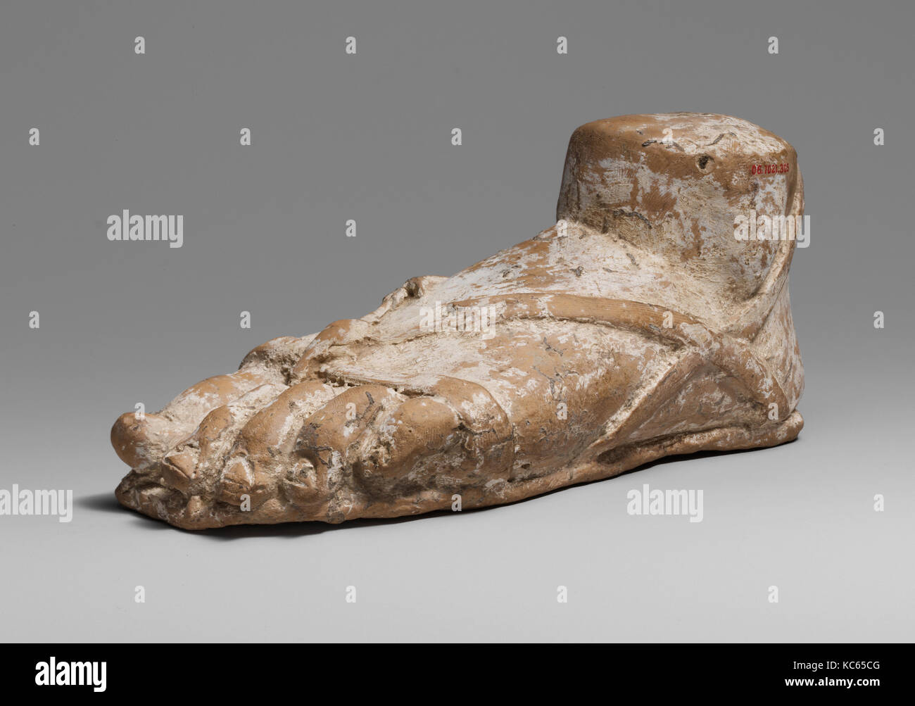 A sinistra di terracotta con piede e caviglia con sandalo, seconda metà del IV secolo A.C. Foto Stock