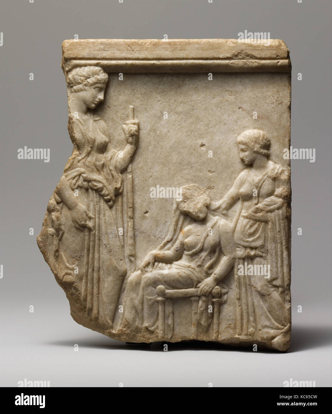 Votive in marmo Frammento di rilievo delle dee, madre, infermiere, e infantile, fine del V secolo A.C. Foto Stock
