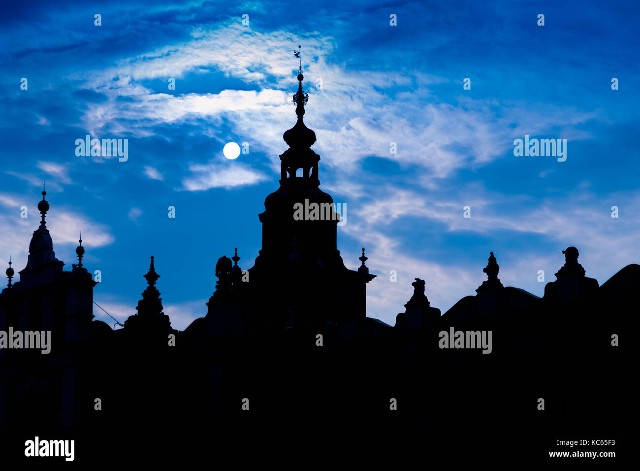 Gli edifici e i tetti stagliano contro un cielo blu, piazza principale, Cracovia in Polonia Foto Stock