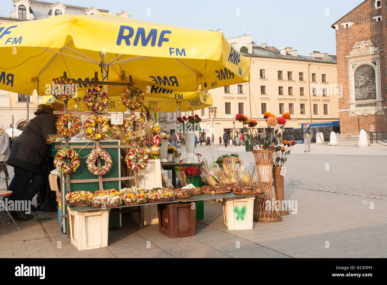 Venditore di fiori di stallo nella piazza principale, Cracovia in Polonia Foto Stock