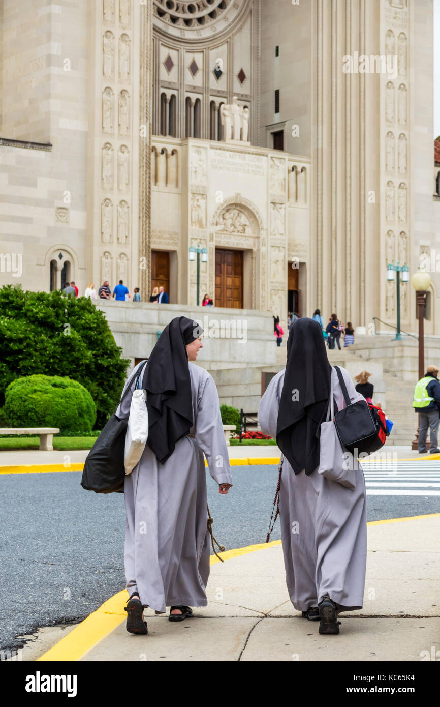 Washington DC, Basilica del Santuario Nazionale dell'Immacolata Concezione, cattolico, chiesa, religione, esterno, suora, abitudine religiosa, DC170525033 Foto Stock