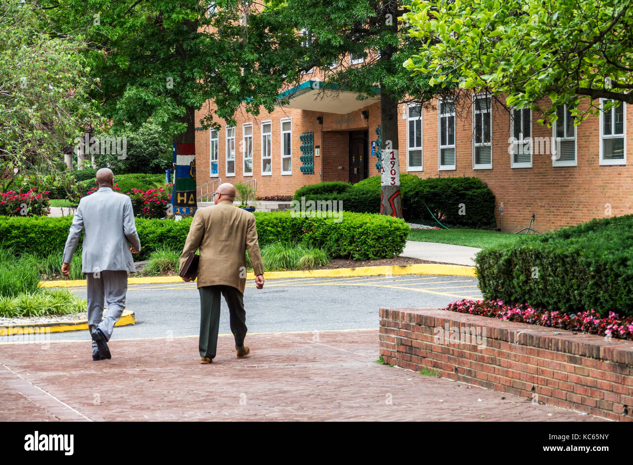 Washington DC,Howard University,storicamente Black College,campus,istruzione superiore,uomo nero maschio,a piedi,insegnante,professore,DC170525043 Foto Stock