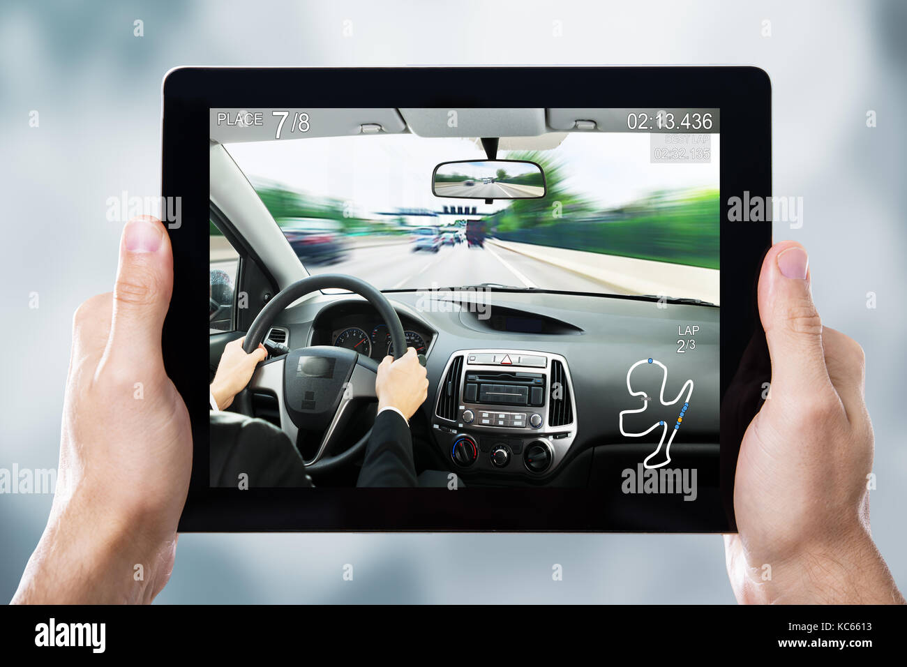 Close-up di una persona che gioca Car Racing Game su tavoletta digitale Foto Stock