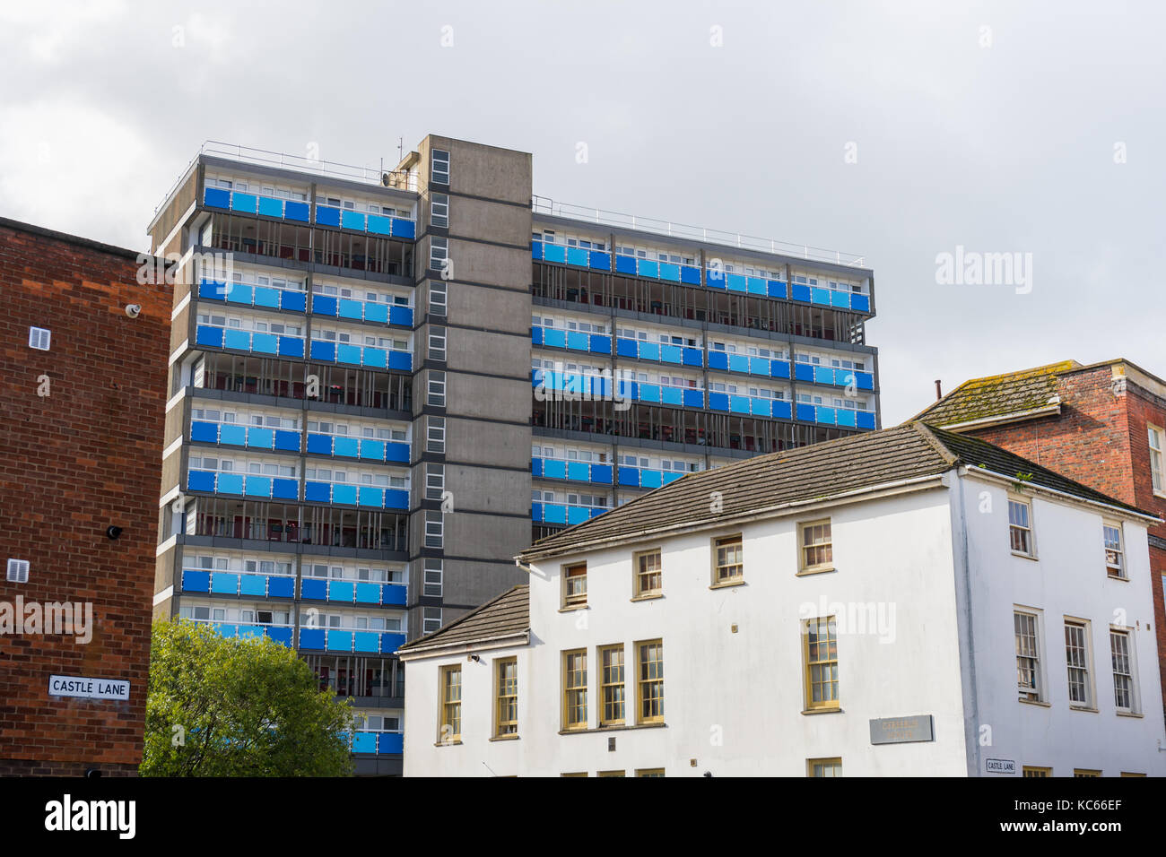 Architettura di contrasto lungo la corsia di Castello nel 2017, Southampton, England, Regno Unito Foto Stock