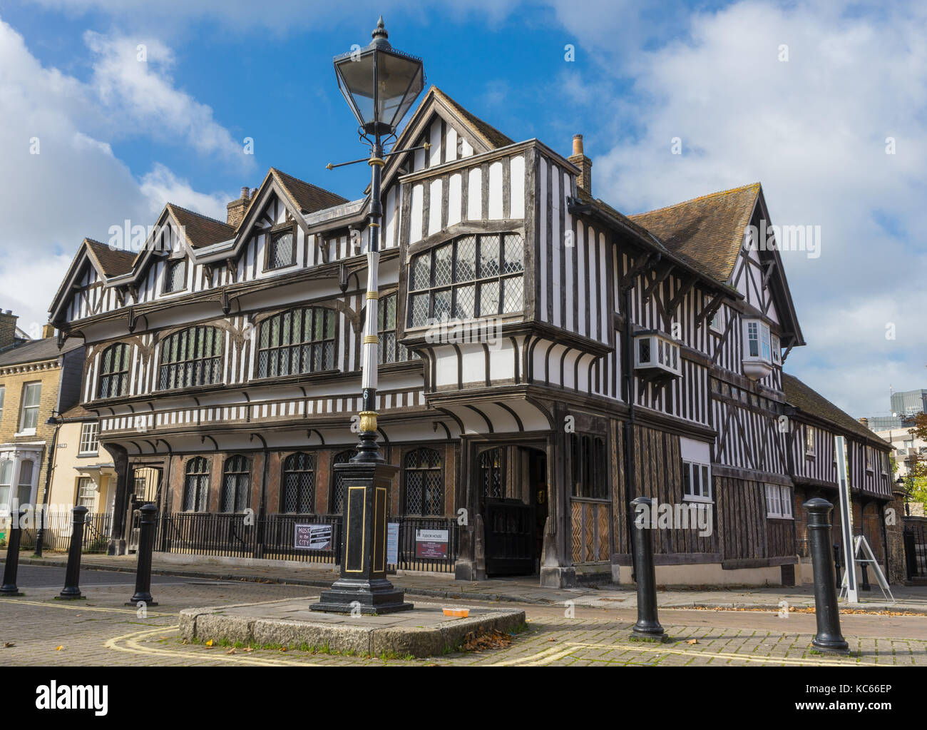 Tudor House, un grado 1 elencato la costruzione e il museo in Bugle Street Southampton nel 2017, Inghilterra, Regno Unito Foto Stock