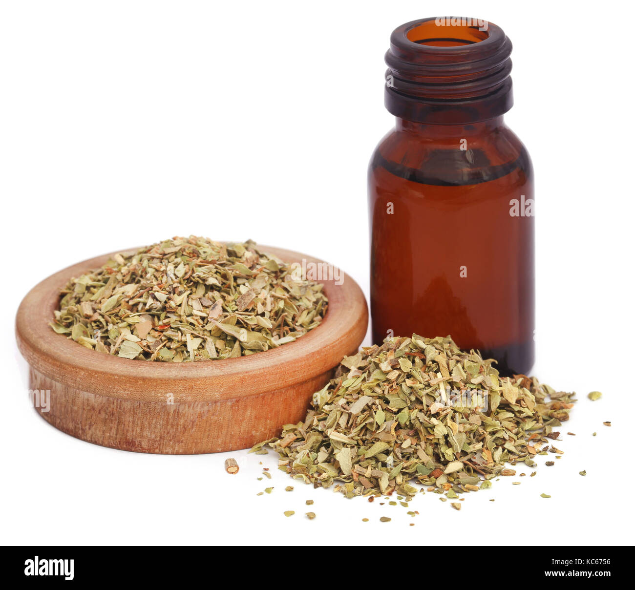 Origano secco e olio essenziale in un flacone color ambra Foto Stock