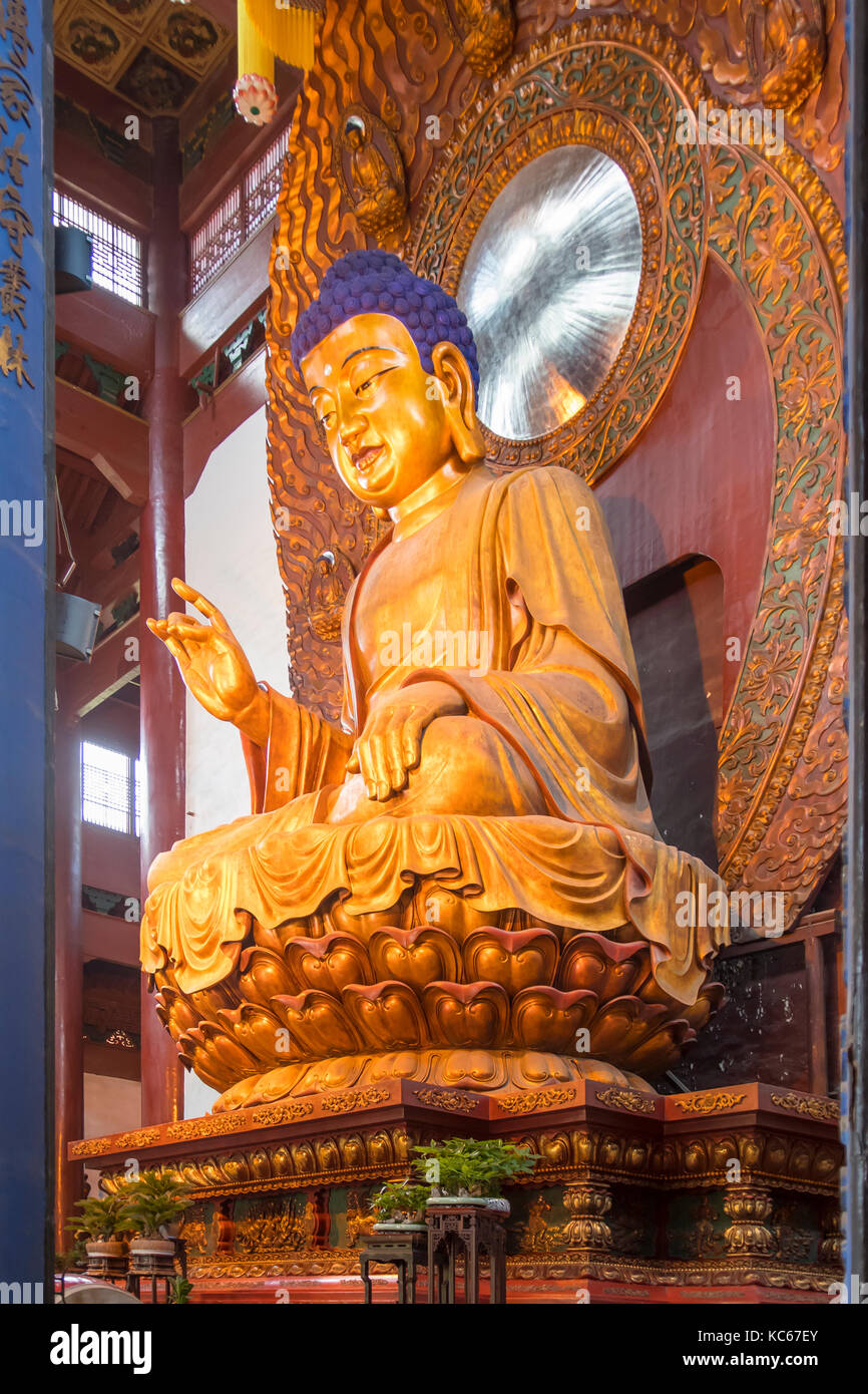 Buddha nella seconda sala del Tempio Lingyin, Hangzhou, Cina Foto Stock