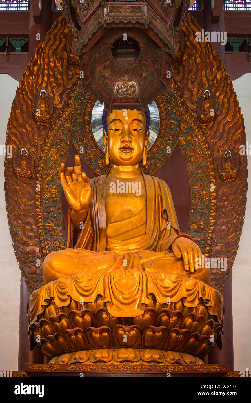 Golden buddha nella seconda sala del Tempio Lingyin, Hangzhou, Cina Foto Stock