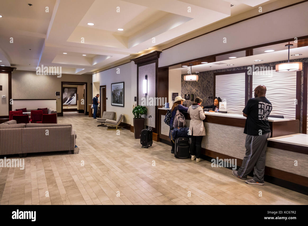 Washington DC,Homewood Suites by Hilton,hotel,reception check in reception prenotazioni registro,prenotazioni,donne nere,ag Foto Stock