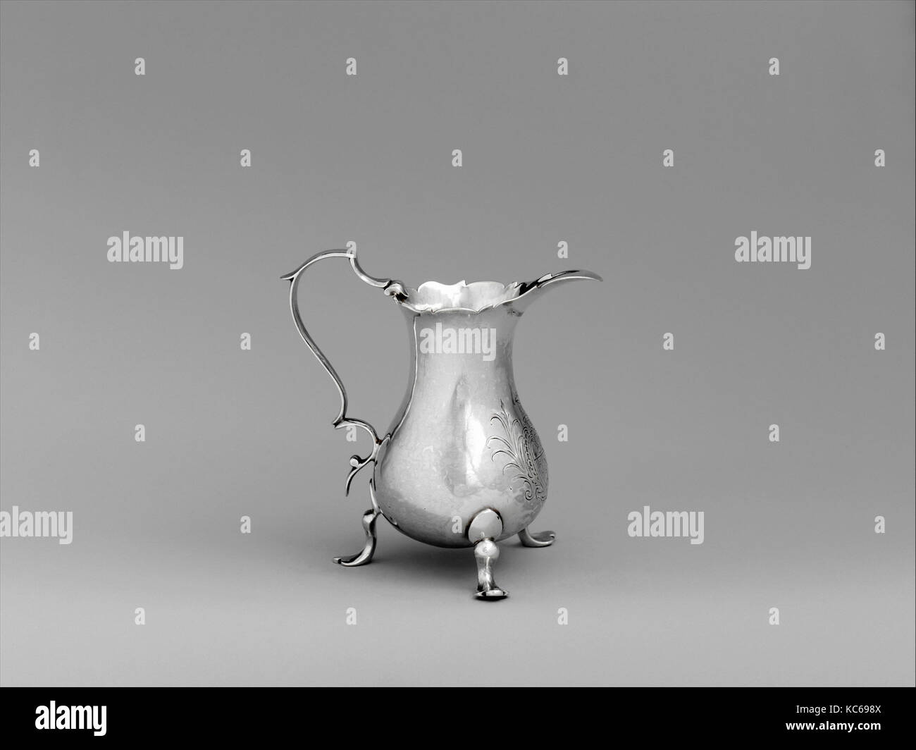 Creampot, 1763, realizzata a Boston, Massachusetts, Stati Uniti, American, argento, 3 3/4 x 3 7/8 in. (9,5 x 9,8 cm); 3 oz. 2 dwt Foto Stock