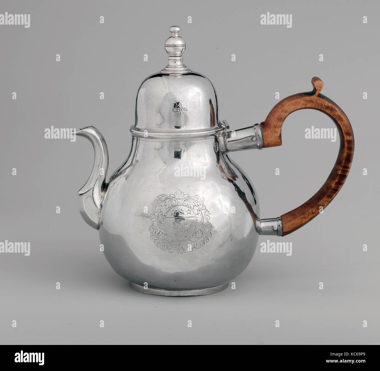 Teiera, 1710-22, realizzato a Boston, Massachusetts, Stati Uniti, American, argento, complessivo: 7 9/16 x 8 1/4 x 4 13/16 in. (19,2 x 2 Foto Stock