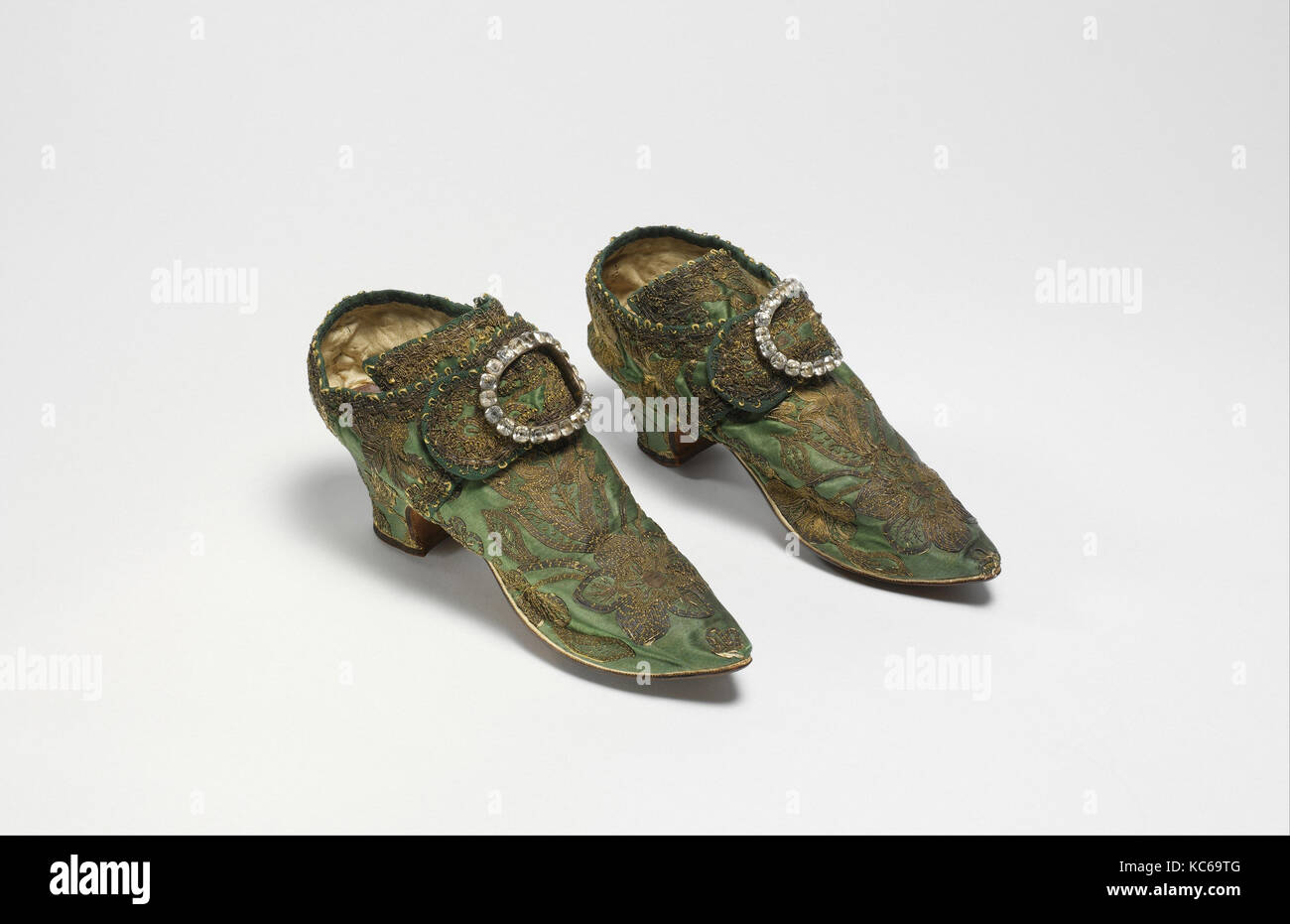 Scarpe, 1720-39, Europeo, (a,b) di seta, oro, pelle Foto Stock