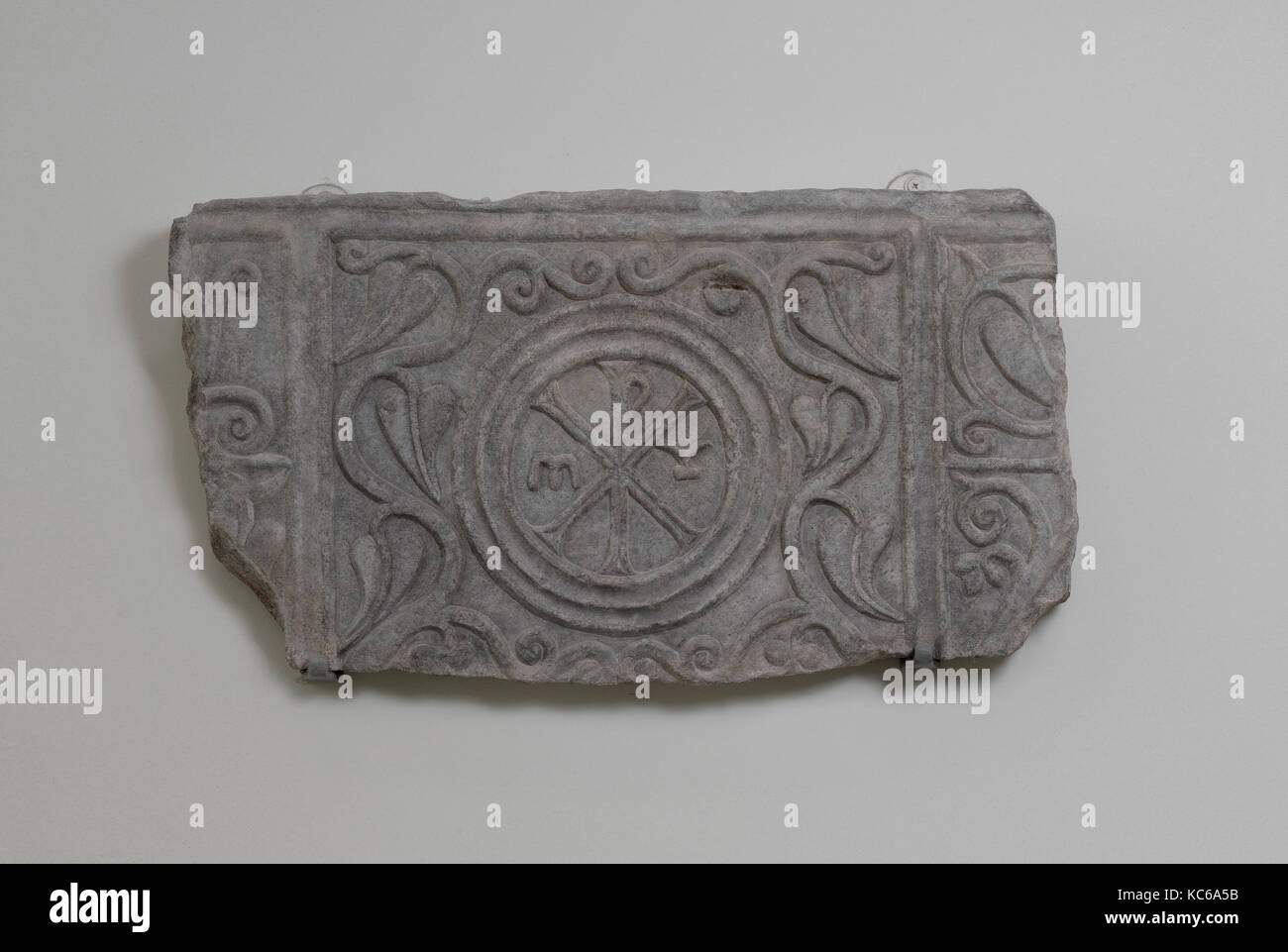 Frammento di un sarcofago di marmo, ottavo secolo (?), realizzata nella parte sud-ovest della Francia, Franchi, marmo, complessivo: 16 1/2 x 29 1/4 in Foto Stock