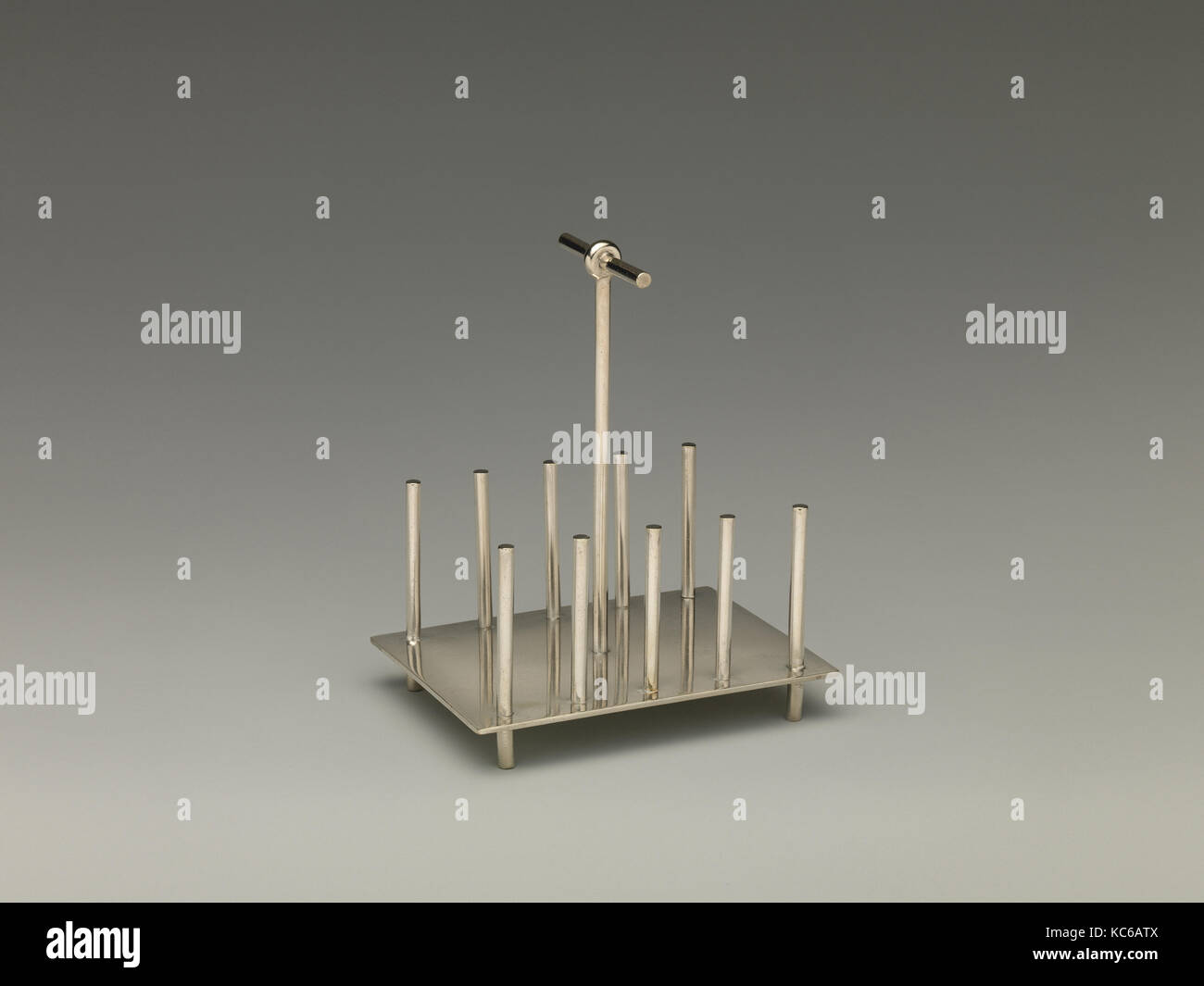 Toast rack, 1878, British, metallo argentato, globale (conferma): 5 5/16 x 4 3/8 x 3 1/4 in. (13,5 × 11,1 × 8,3 cm Foto Stock