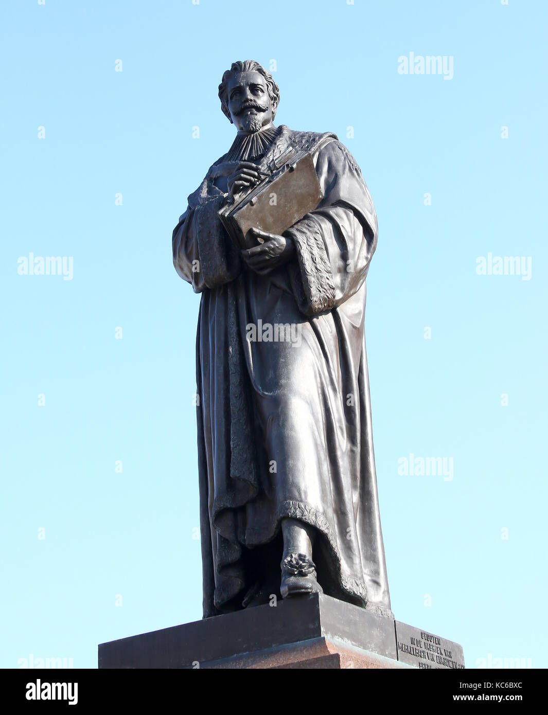 Statua del rinomato del xvii secolo olandese di giurista e filosofo Hugo de Groot (Grotius () sulla centrale Piazza Markt nella sua nativa Delft, Paesi Bassi. Foto Stock