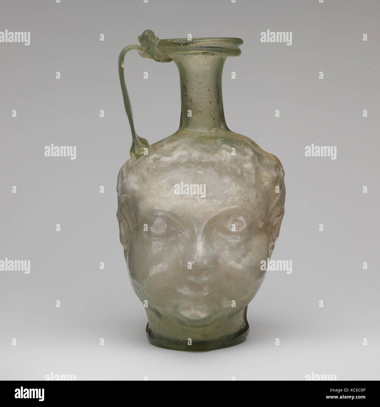 Il vetro a doppia testa a forma di brocca, prima metà del IV secolo A.d Foto Stock