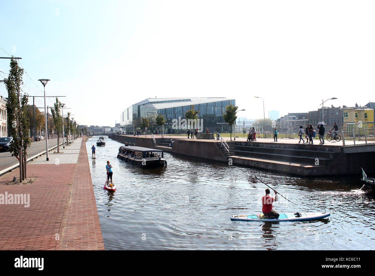 Nuovo di fabbrica Delft Principale stazione ferroviaria di Delft, South Holland, Paesi Bassi. Persone kayakinhg e giri in barca sul Foto Stock