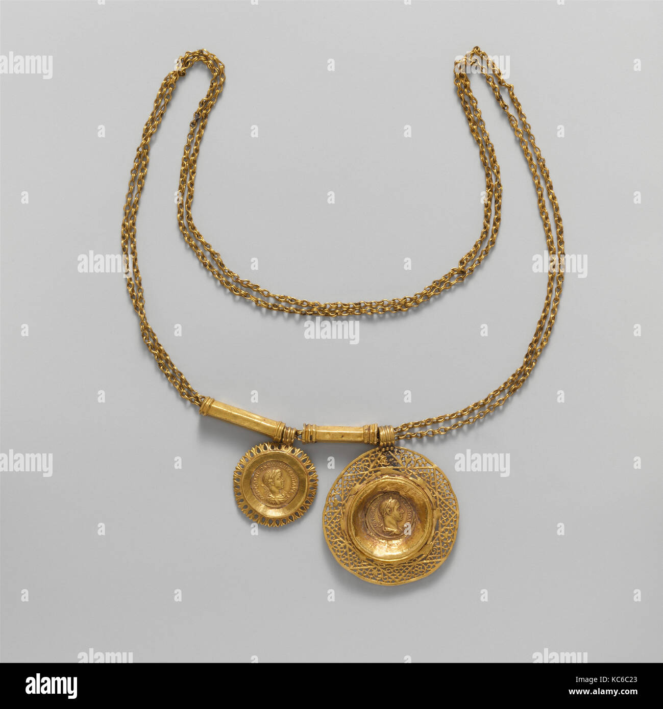Collana in oro con moneta ciondoli, tardo imperiale, del III secolo D.C.,  romana, oro, altri: 31 1/2 in. (80 cm), oro e argento, due Foto stock -  Alamy