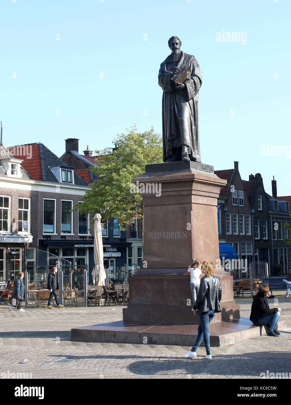 Statua del rinomato del xvii secolo olandese di giurista e filosofo Hugo de Groot (Grotius () sulla centrale Piazza Markt nella sua nativa Delft, Paesi Bassi. Foto Stock