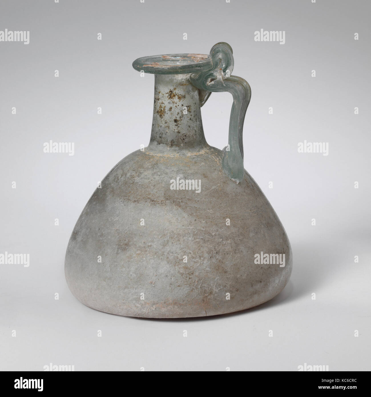 Caraffa di vetro, metà imperiale, 2nd-III secolo D.C., romana, vetro soffiato, 4 3/4 in. (12 cm), vetro traslucido verde blu; impugnatura in Foto Stock