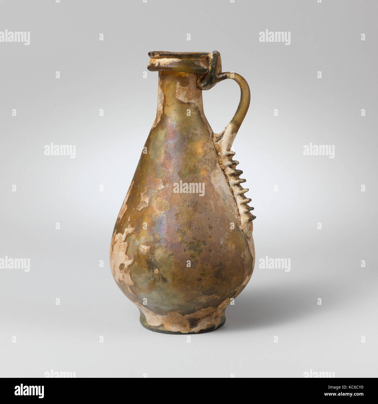 Caraffa di vetro, Early Imperial, metà-1st secolo D.C., romana, vetro soffiato e lavorato, H.: 5 7/16 in. (13,8 cm), vetro incolore Foto Stock