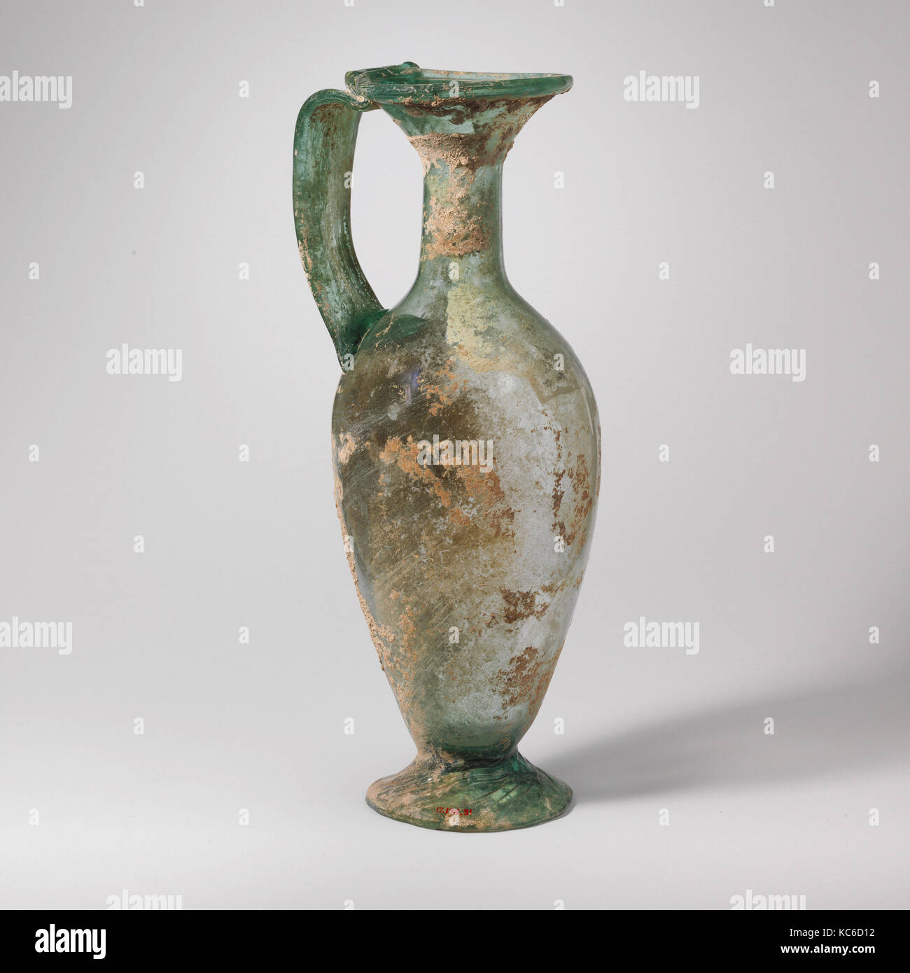 Caraffa di vetro, tardo imperiale, del IV secolo D.C., romana, vetro soffiato, 10 13/16a. (27.5cm), vetro traslucido verde blu; maniglia Foto Stock