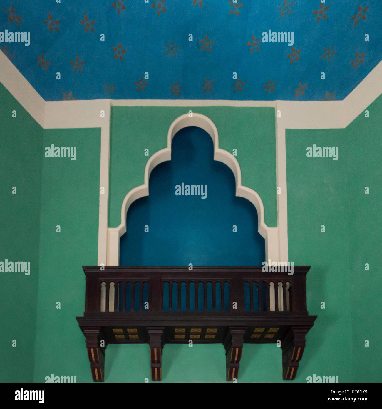 Fronte interno delle finestre di una casa araba con balcone Foto Stock