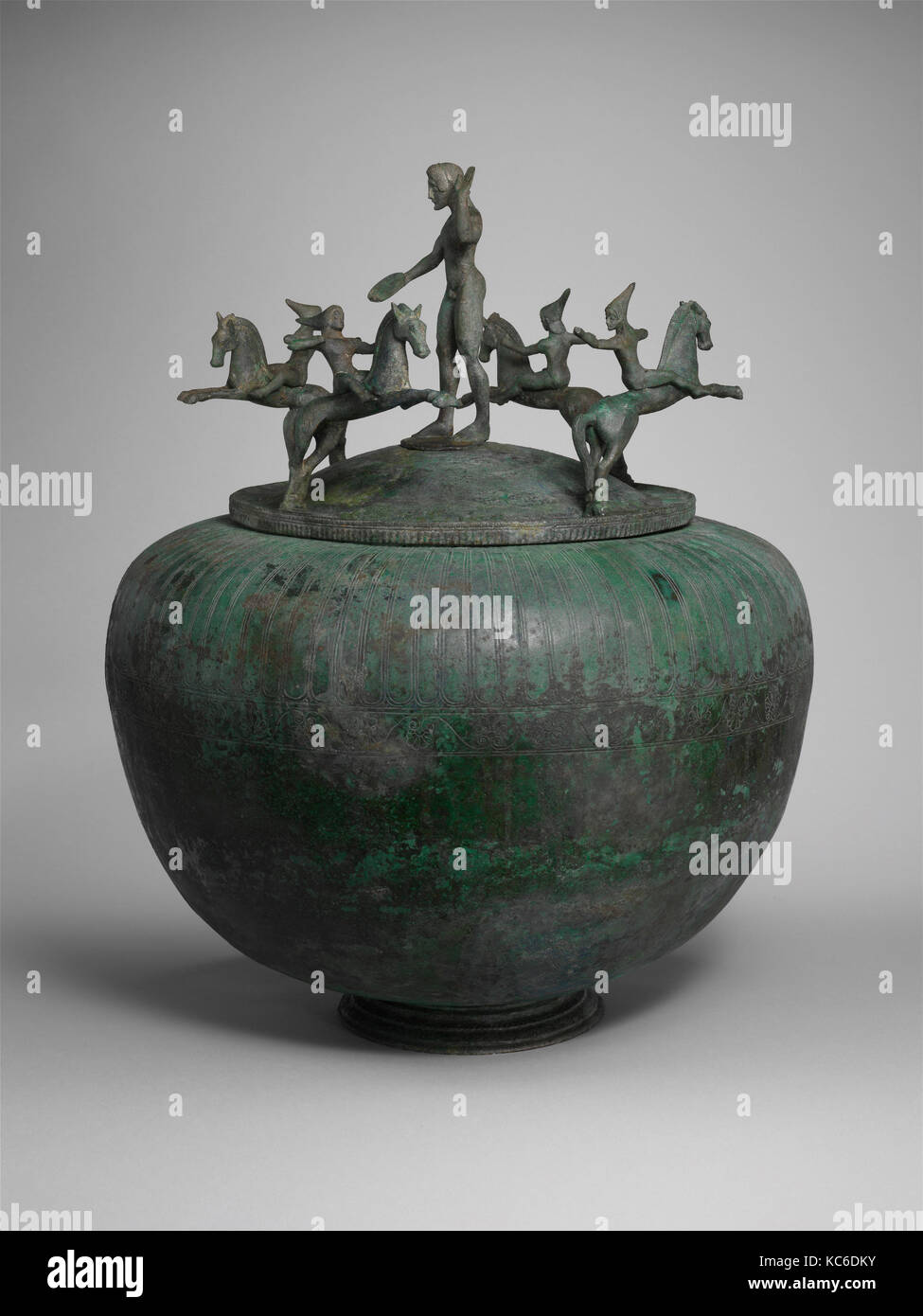 Bronze urna cineraria con coperchio, arcaica, ca. 500 A.C., etrusca, quello campano, bronzo, H. 19 1/16 in. (48,5 cm), bronzi, grandi Foto Stock