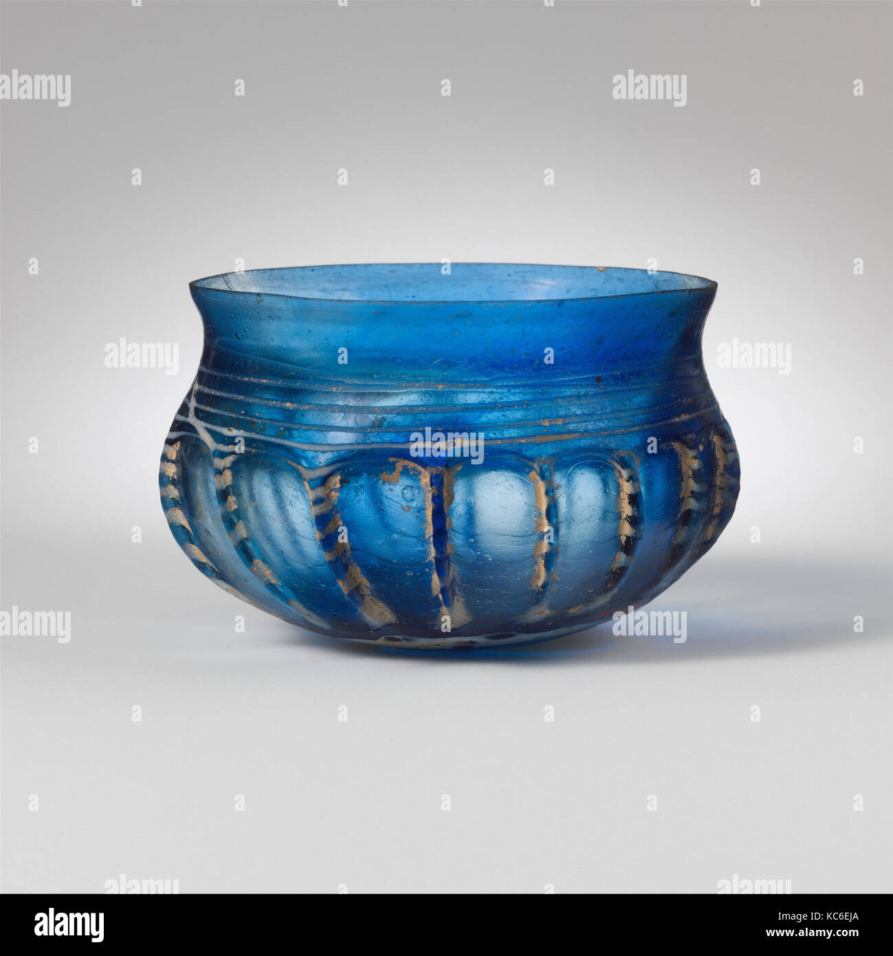 Vetro ciotola nervata, Early Imperial, metà-1st secolo D.C., romana, vetro soffiato, trainato e cesellata, H.: 2 7/16 in. (6,2 cm Foto Stock