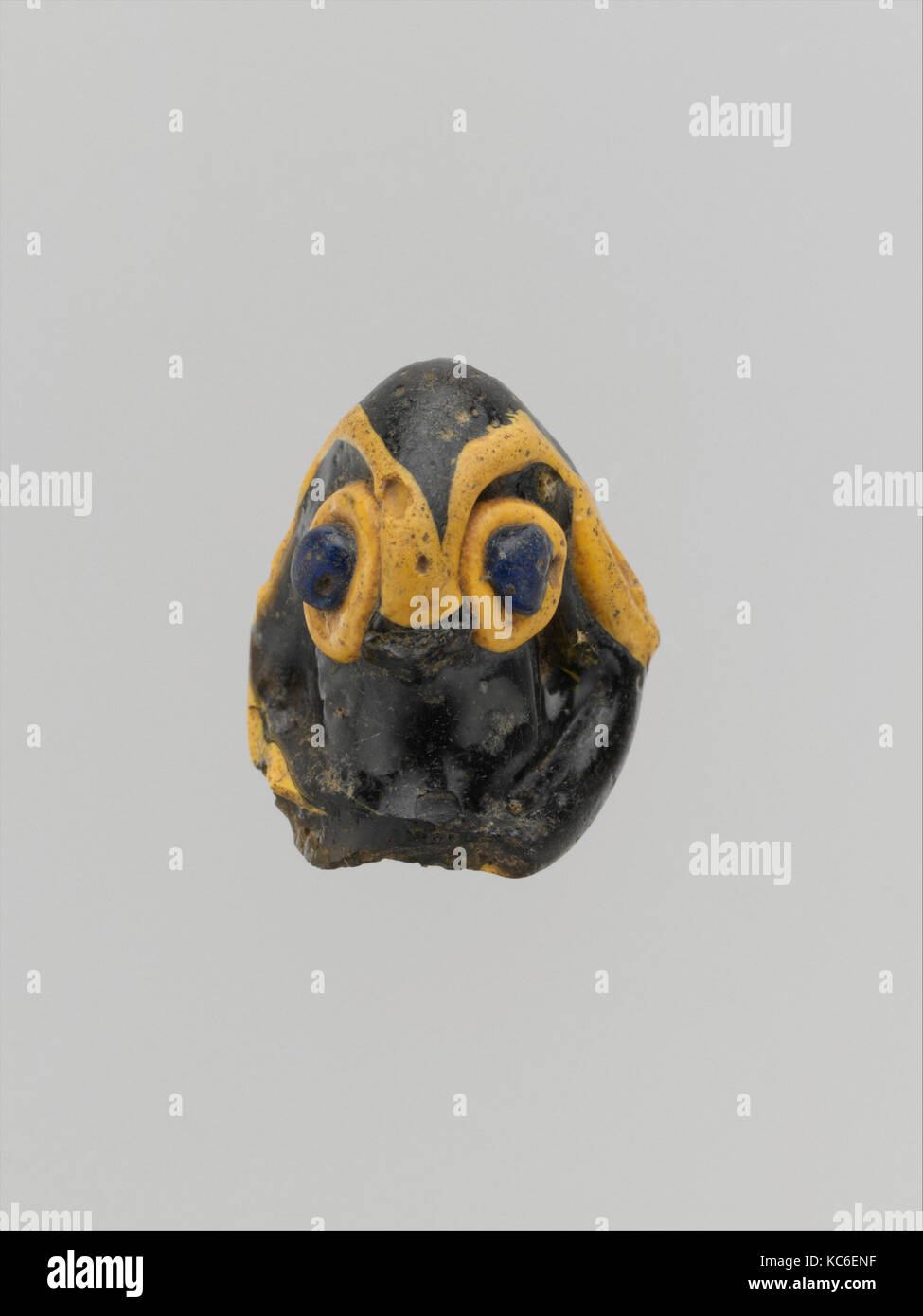 Pendente in vetro sotto forma di una maschera demoniaca, 6th-V secolo A.C. Foto Stock