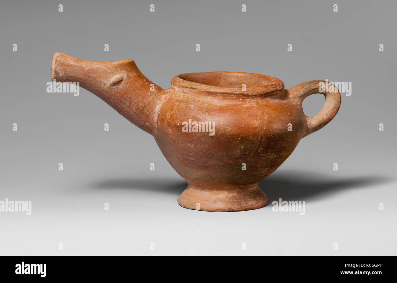 Lato di terracotta-insufflato caraffa, Early Minoan IIB, ca. 2600-2400 A.C., Minoan, terracotta; Plain red ware, H. 5. (12,7 cm), vasi Foto Stock