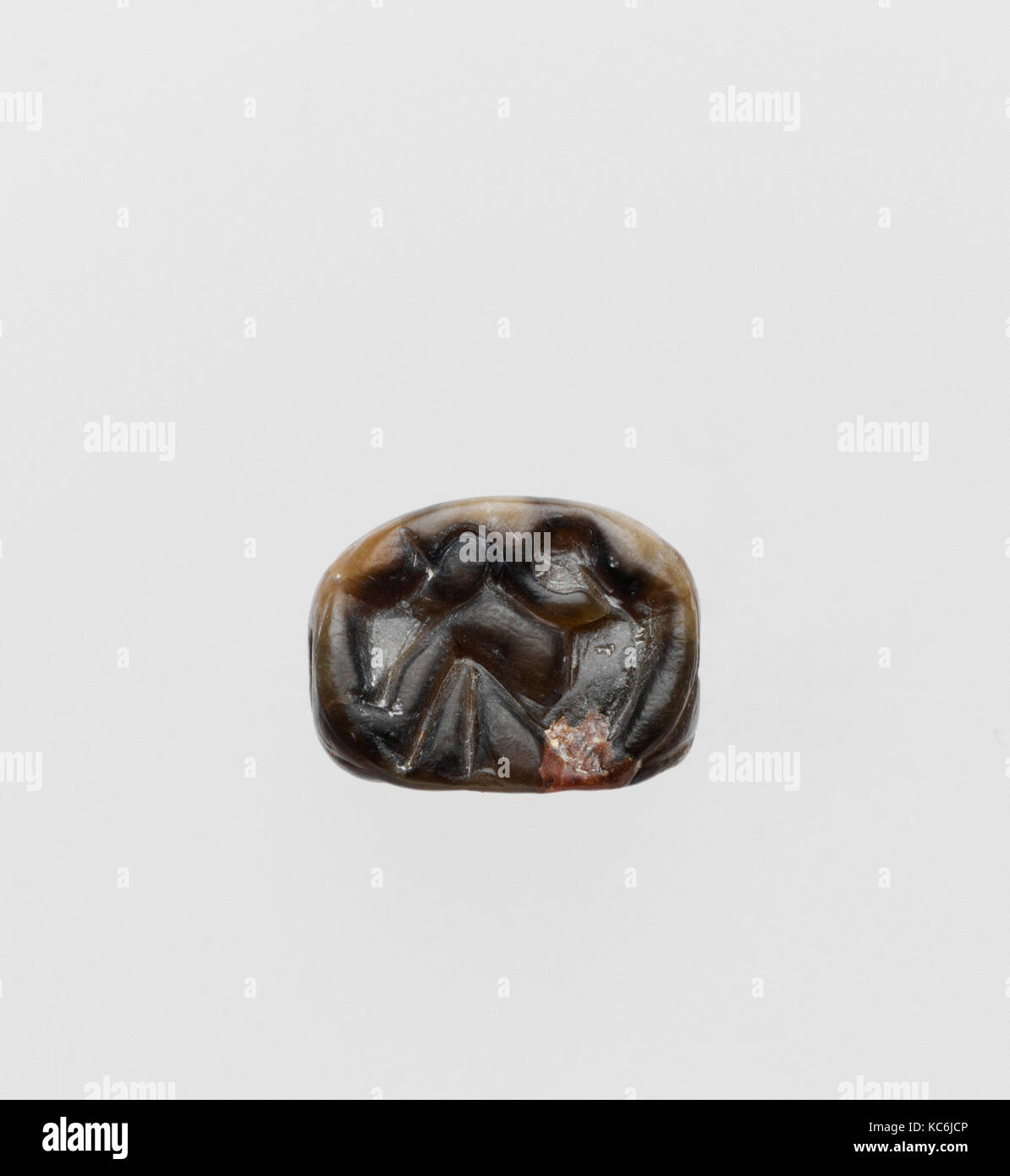 Un prisma triangolare di guarnizione, Minoico Medio II, ca. 1800-1700 A.C., Minoan, steatite, 5/8 × 1/2 × 5/16 in. (1,6 × 1,2 × 0,7 cm), gemme Foto Stock